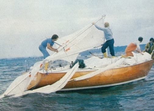 Den oprindelige Accent 26-prototype mistede masten i en senere sejlads.